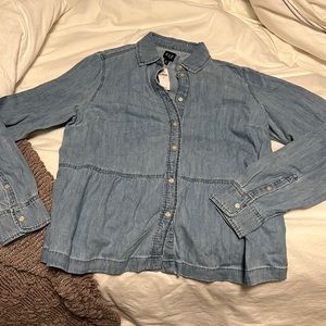 Gap Peplum denim button down shirt size medium light wash- NEW